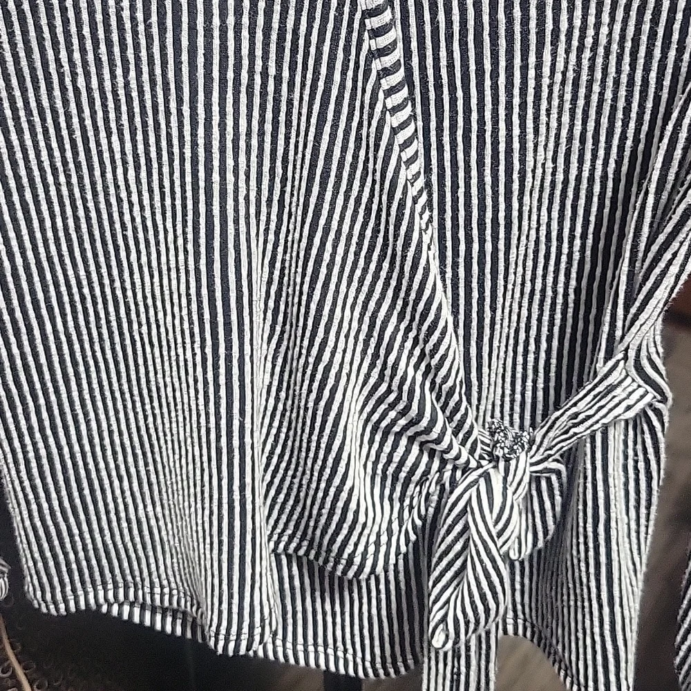 Black and white stripped blouse size Small. Long sleeves - Picture 4 of 7